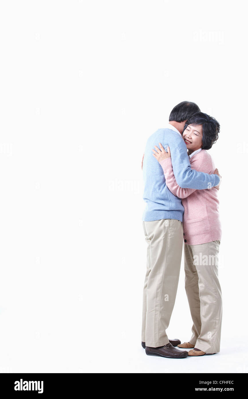 L'avvolgente anziano uomo e donna Foto Stock
