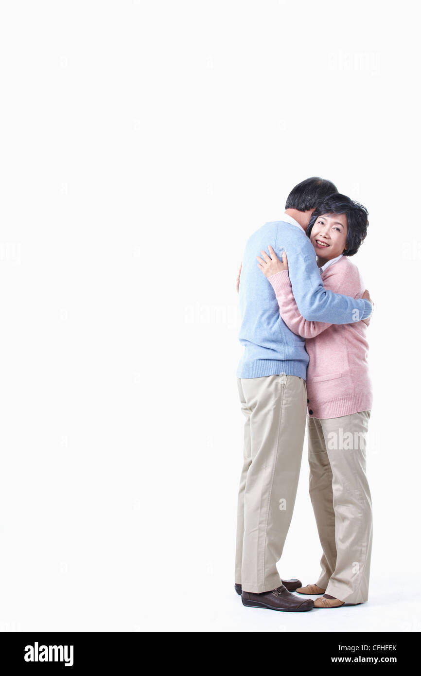 L'avvolgente anziano uomo e donna Foto Stock