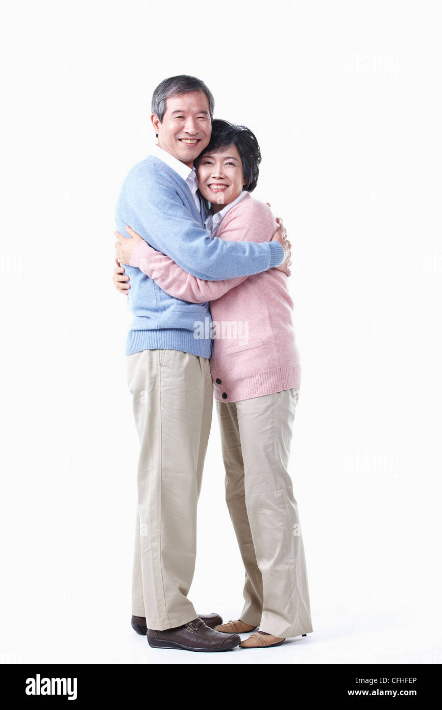 L'avvolgente anziano uomo e donna Foto Stock