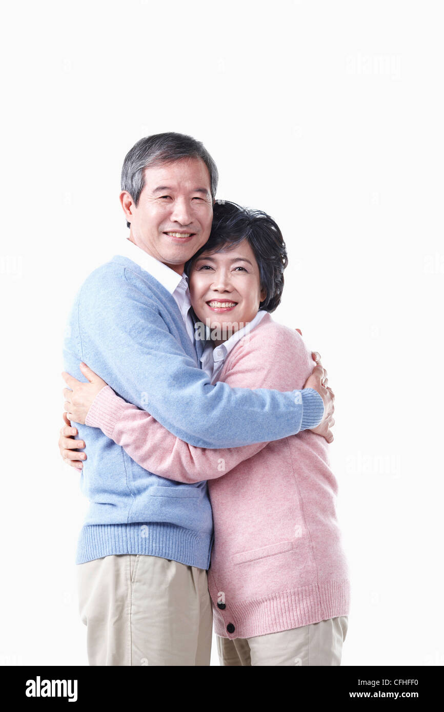 L'avvolgente anziano uomo e donna Foto Stock