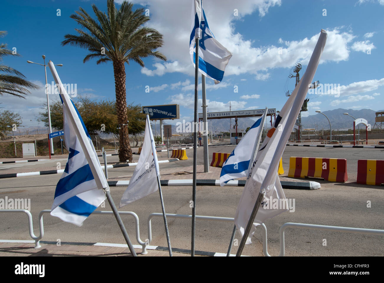 Bandiere israeliane sul lato Israele del Israel-Jordan Wadi Araba Crossing/confine meridionale Foto Stock