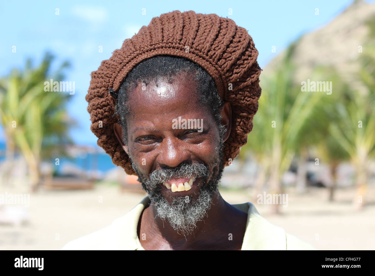 La felicità è un Rastaman con qualcosa da circa sorriso nei Caraibi Foto Stock