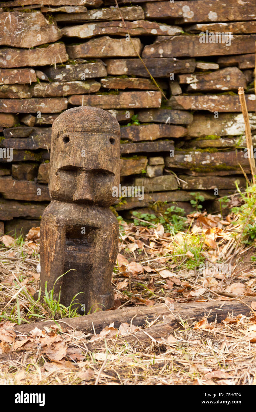 Età del bronzo idolo in legno all età del bronzo villaggio celtico Foto Stock