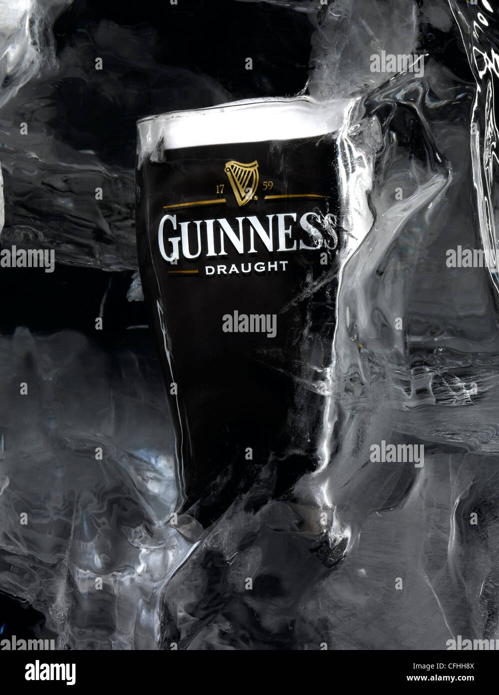 Una pinta di Guinness racchiusi in un blocco di ghiaccio. Foto Stock