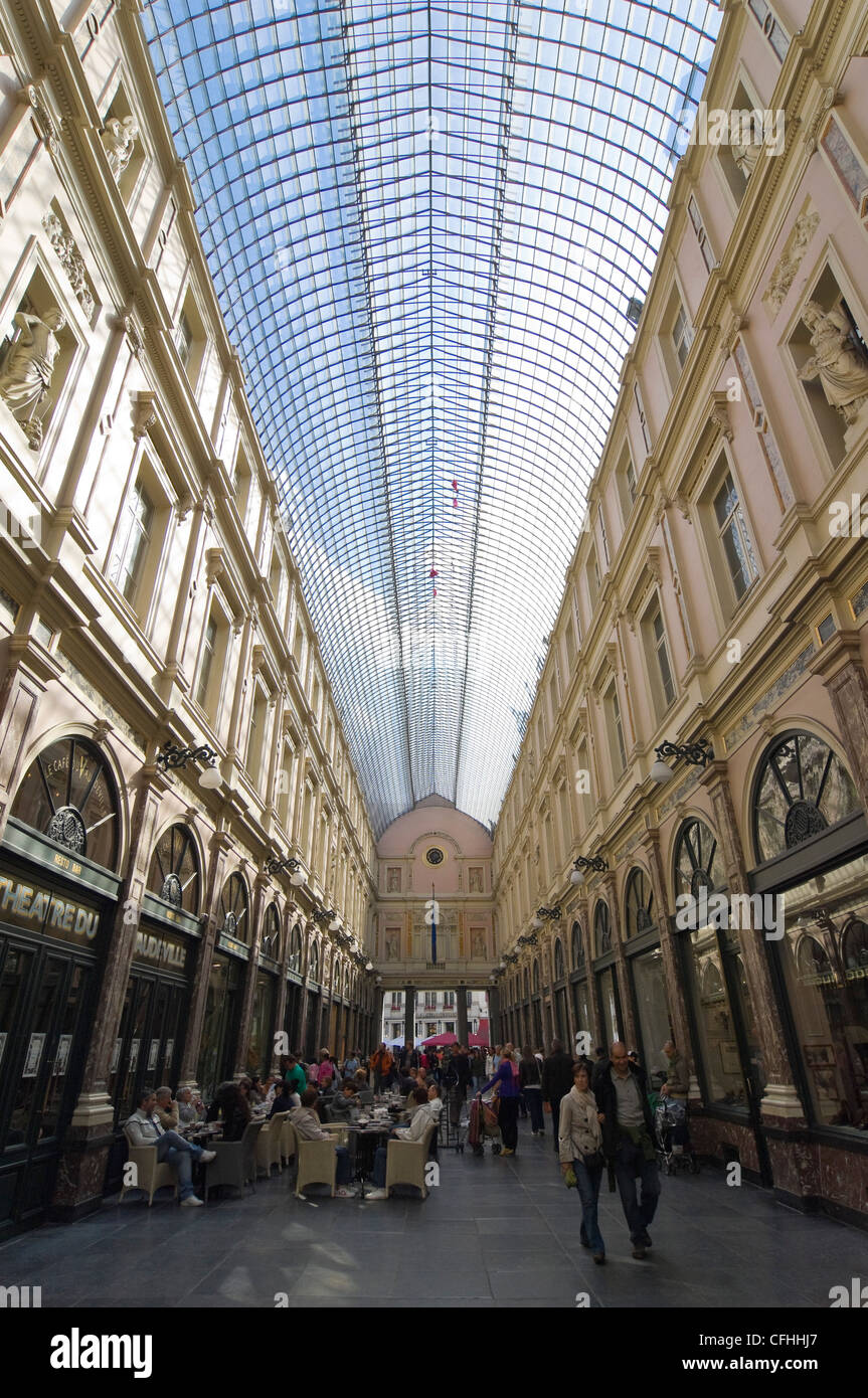 Interno verticale della Galerie de la Reine, parte della Royal gallerie di St Hubert, un antico porticato coperto nel centro di Bruxelles, Belgio Foto Stock