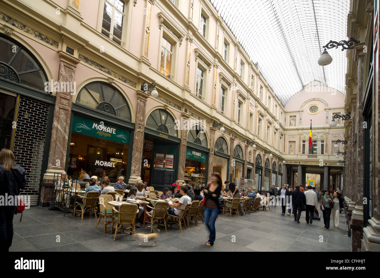 In orizzontale ampia angolo all'interno del sorprendente galleria coperta delle Galeries Royal St Hubert nel centro di Bruxelles in una giornata di sole Foto Stock