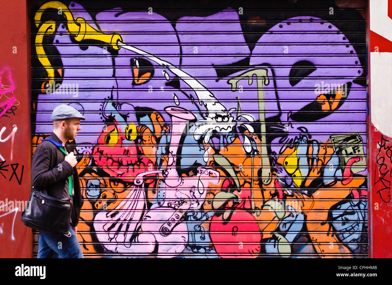 Uomo e graffiti, Parigi, Francia Foto Stock