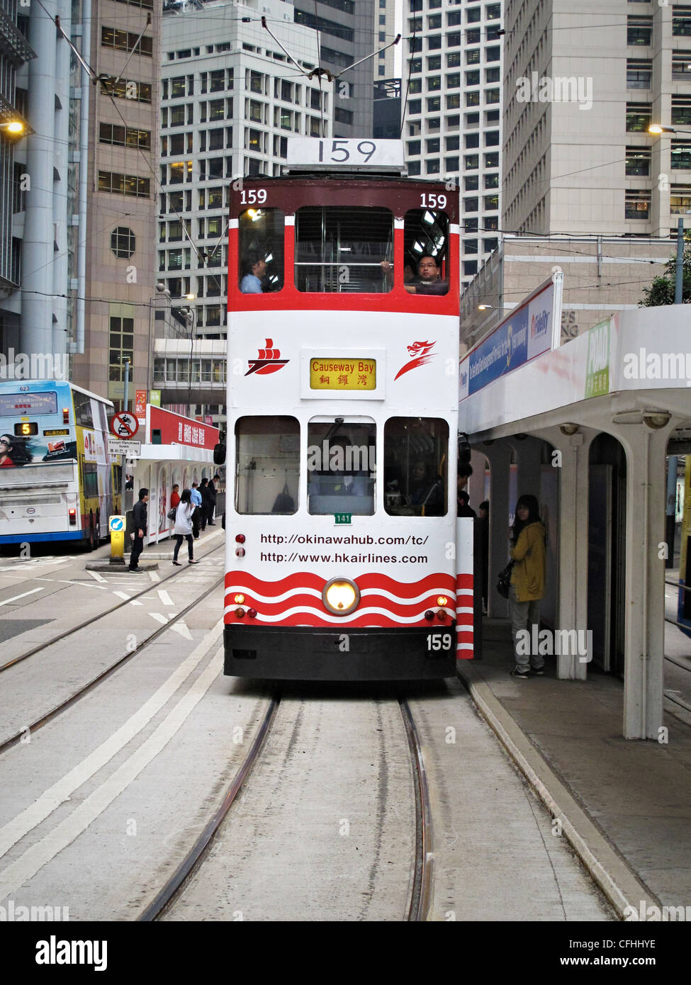 Pendolari su un tram in Hong Kong Foto Stock
