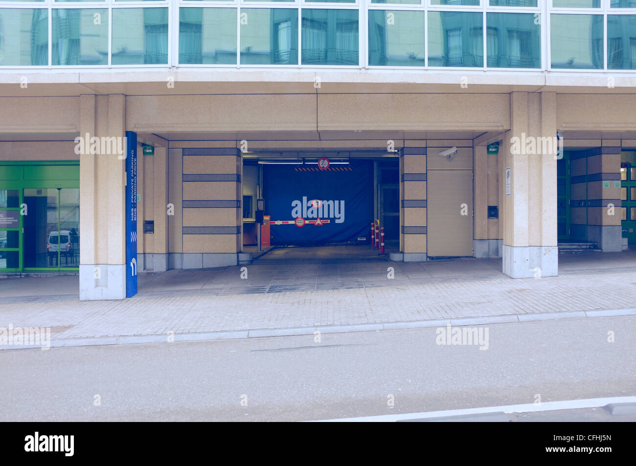 Uscita/ingresso al parcheggio sotterraneo al di sotto di edifici per uffici nel centro città di Bruxelles, Belgio Foto Stock