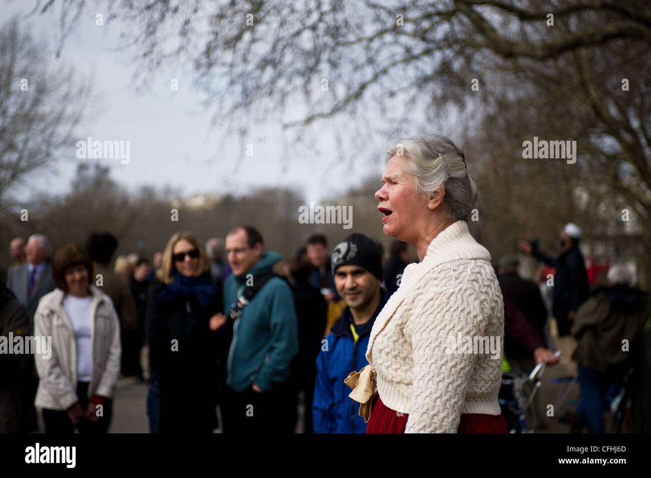 Un altoparlante femmina a Speakers Corner in Hyde Park a Londra Foto Stock