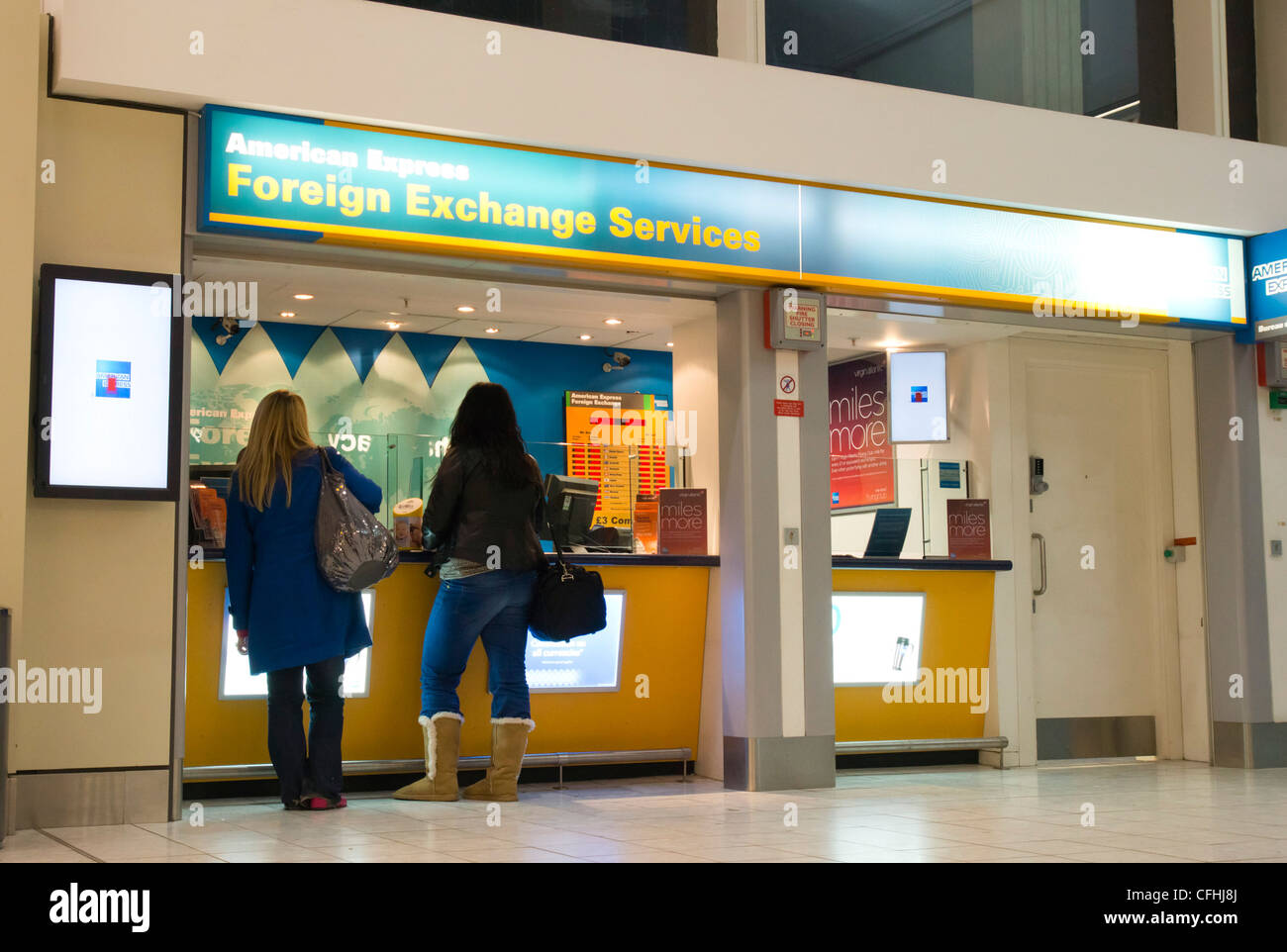 Aeroporto di Glasgow, Scotland, Regno Unito - i turisti di ottenere valuta estera da American Express Foto Stock