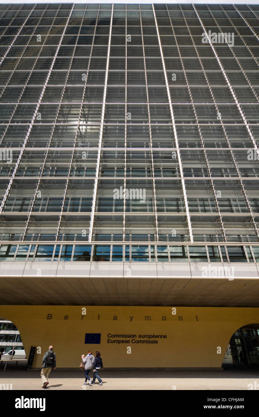 Verticale di un ampio angolo di visione dell'esterno dell'edificio Berlaymont, HQ per la Commissione europea, nel centro di Bruxelles, Belgio Foto Stock
