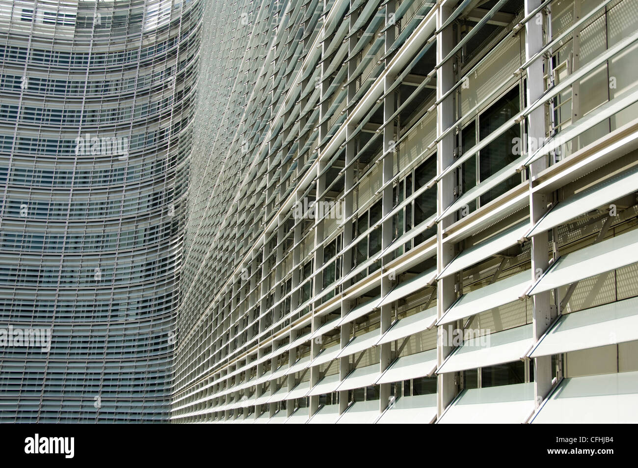 Abstract orizzontale in prossimità delle ante della finestra sulla parte esterna dell'edificio Berlaymont nel centro di Bruxelles, Belgio Foto Stock