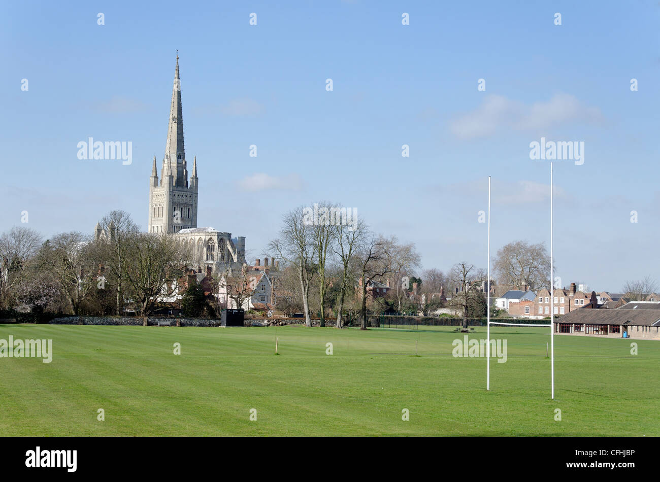 La guglia di Norwich Cathedral attraverso il campo di gioco di Norwich School La scuola inferiore Foto Stock