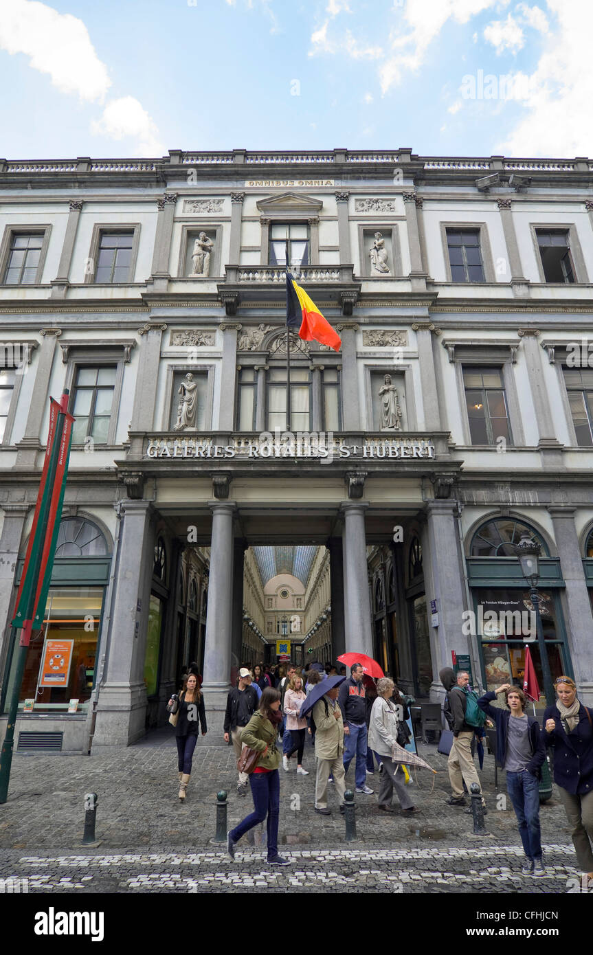 Verticale ampia angolazione del colonnato ingresso al Royal gallerie di St Hubert, una galleria commerciale coperta nel centro di Bruxelles, Belgio Foto Stock