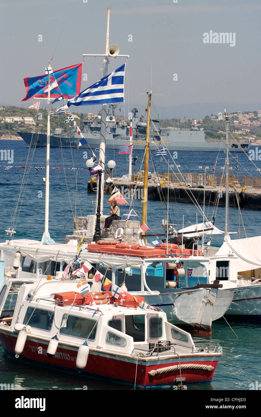 Grecia Atene. Il golfo Saronico Spetses il vecchio porto da diporto con marina greca nave da guerra in background Foto Stock