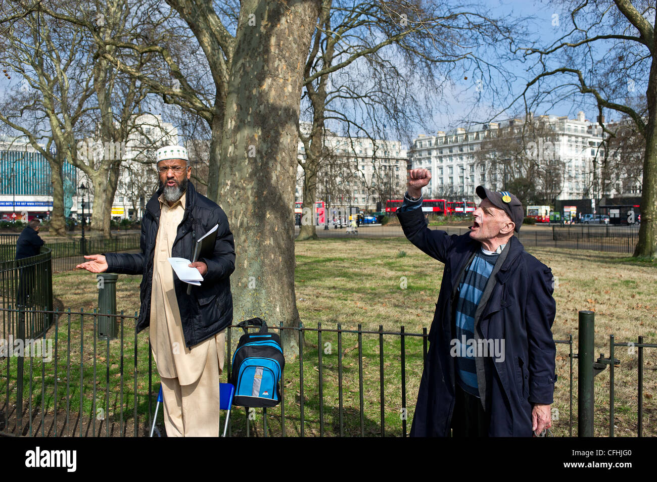 Un anziano uomo sostenendo con un altoparlante musulmano a Speakers Corner a Londra Foto Stock