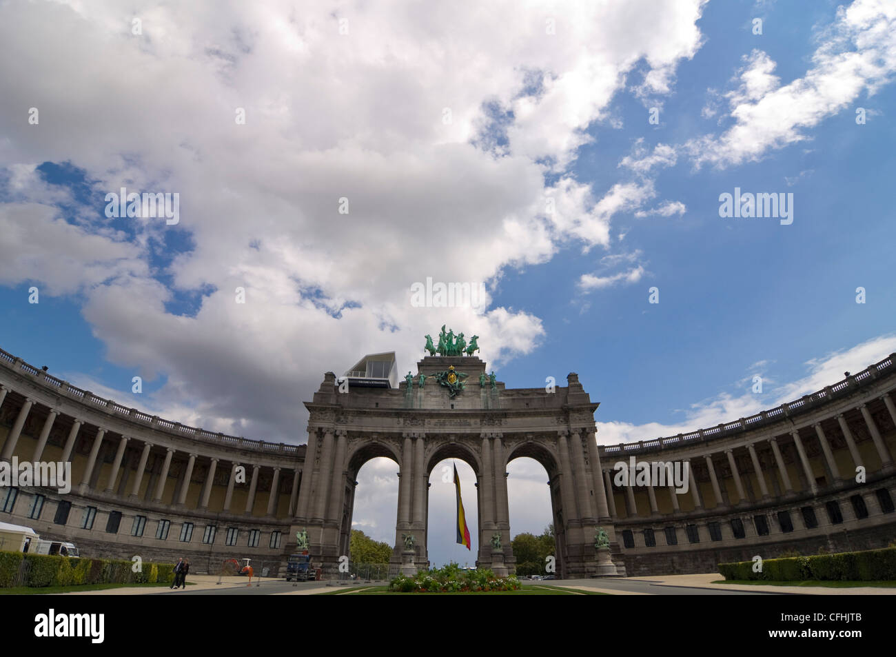 In orizzontale ampia angolo dell'arco trionfale nel Parc du Cinquantenaire in una giornata di sole, Bruxelles, Belgio Foto Stock