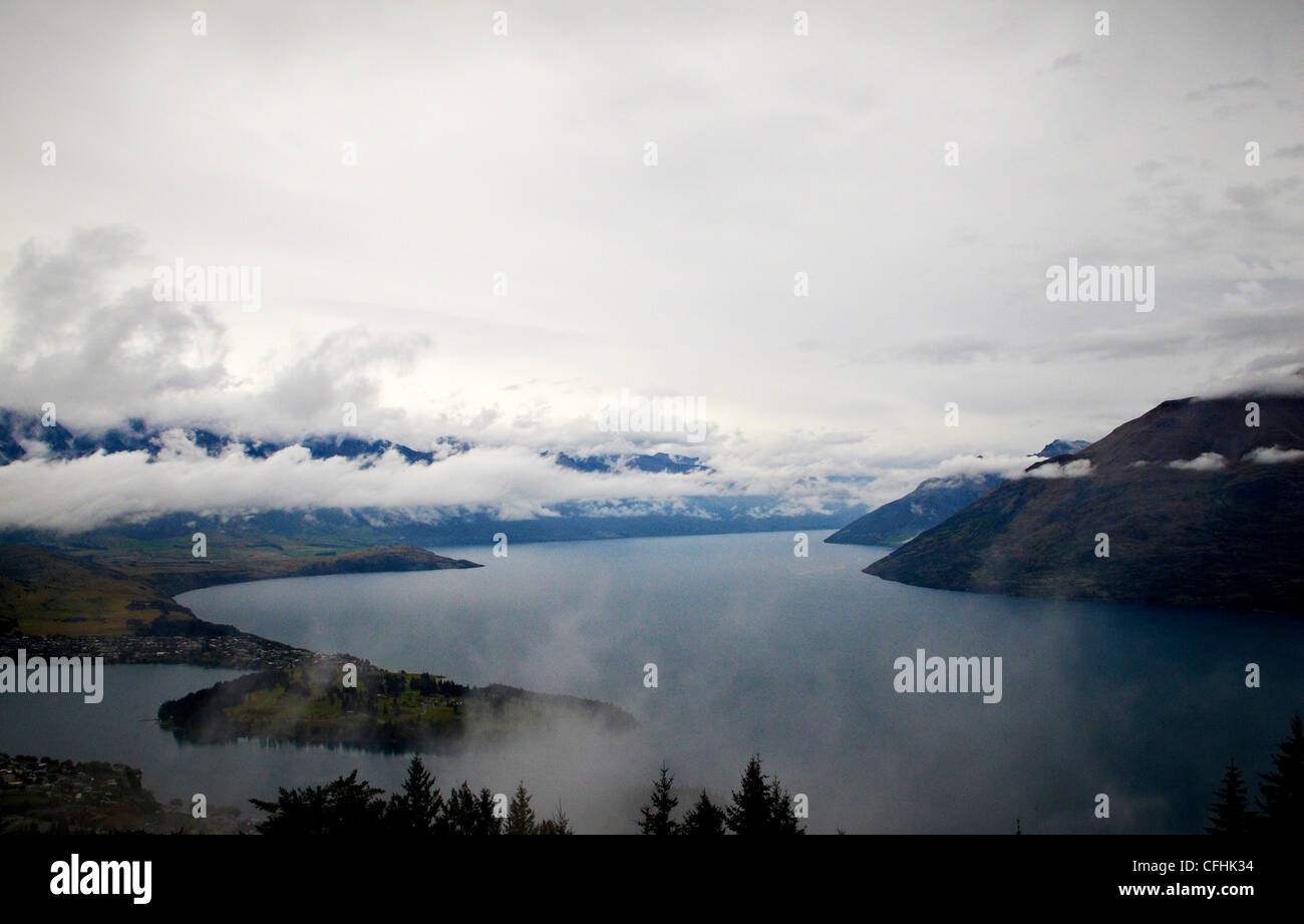 Un giorno di pioggia in Queenstown Nuova Zelanda che guarda verso il lago di Wakatipu Foto Stock