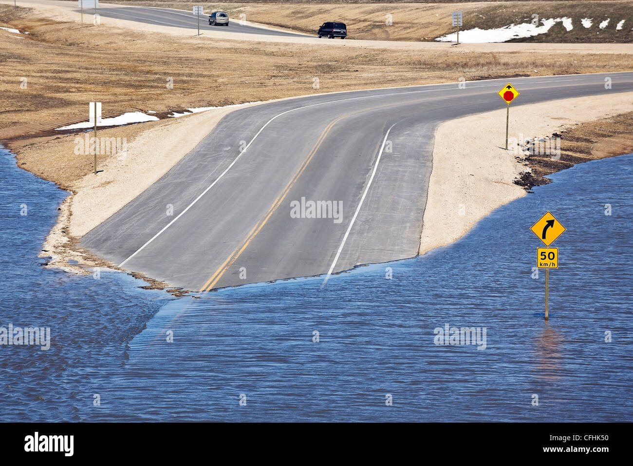 Autostrada allagata dal Fiume Rosso a nord di Winnipeg, Manitoba, Canada Foto Stock