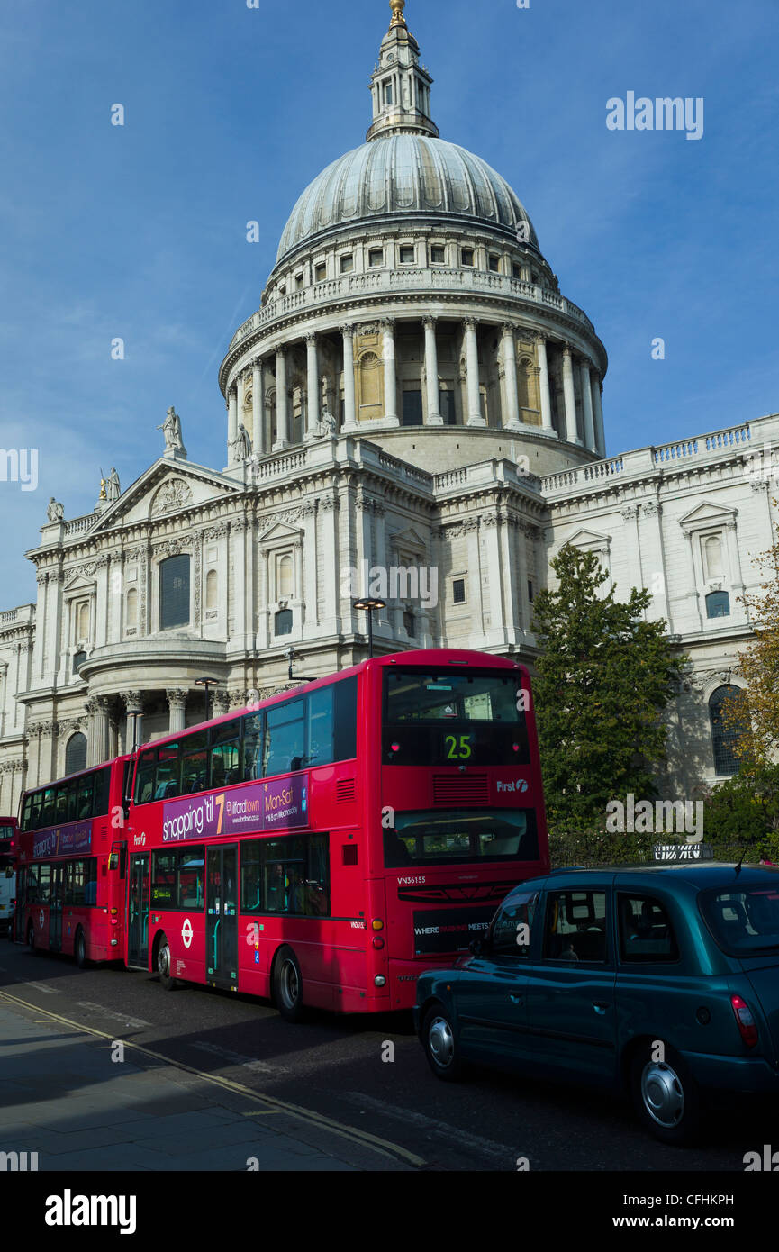 London Red Bus e un Black Cab, taxi di fronte la Cattedrale di St Paul, Londra Inghilterra Foto Stock