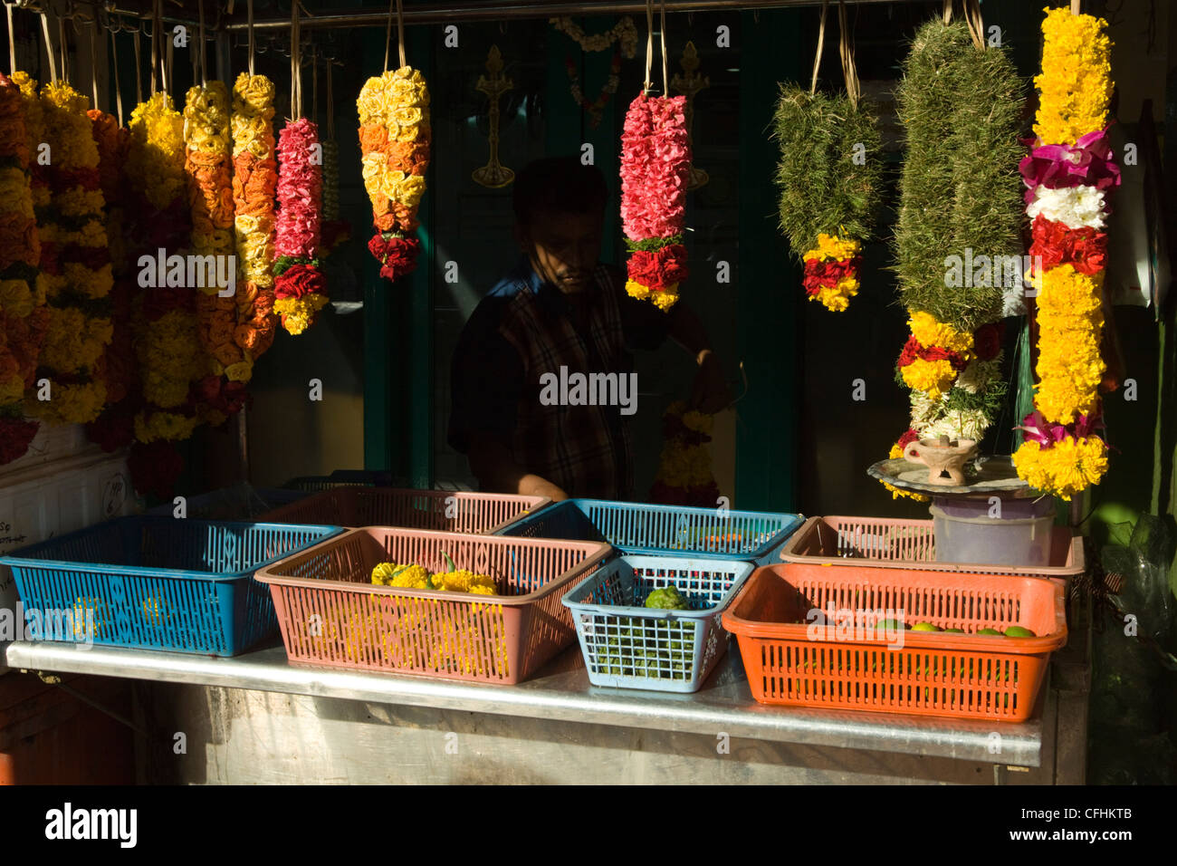 Bancarella vendendo ghirlande di fiori in Little India. Singapore Foto Stock