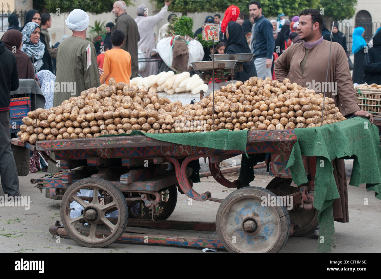Fornitore con carrata di patate nel Fustat street market, vecchio Cairo Foto Stock