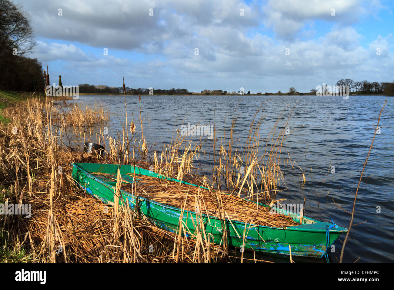 Abbandonato riga barca in un lago in parte sommersa nella legge Foto Stock