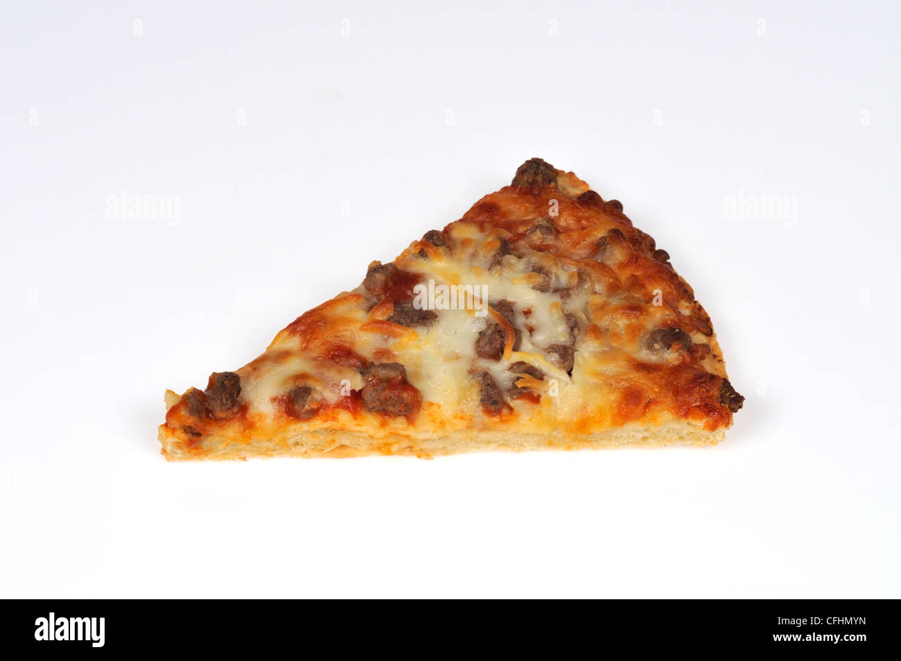 Trancio di pizza con formaggio e polpette con condimenti su sfondo bianco tagliato fuori. Foto Stock