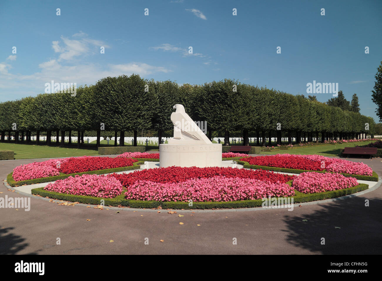 American Eagle la scultura al centro di un orologio solare a San Mihiel Cimitero e memoriale americano Thiaucourt,, Francia. Foto Stock