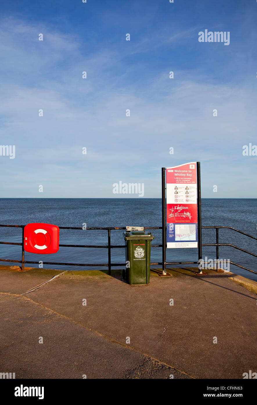 Un segno a Whitley Bay promenade Tyneside UK Foto Stock