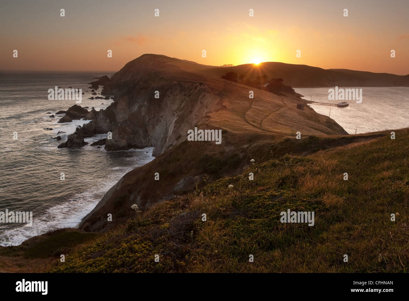 Point Reyes National Seashore scogliere su una tranquilla serata Foto Stock