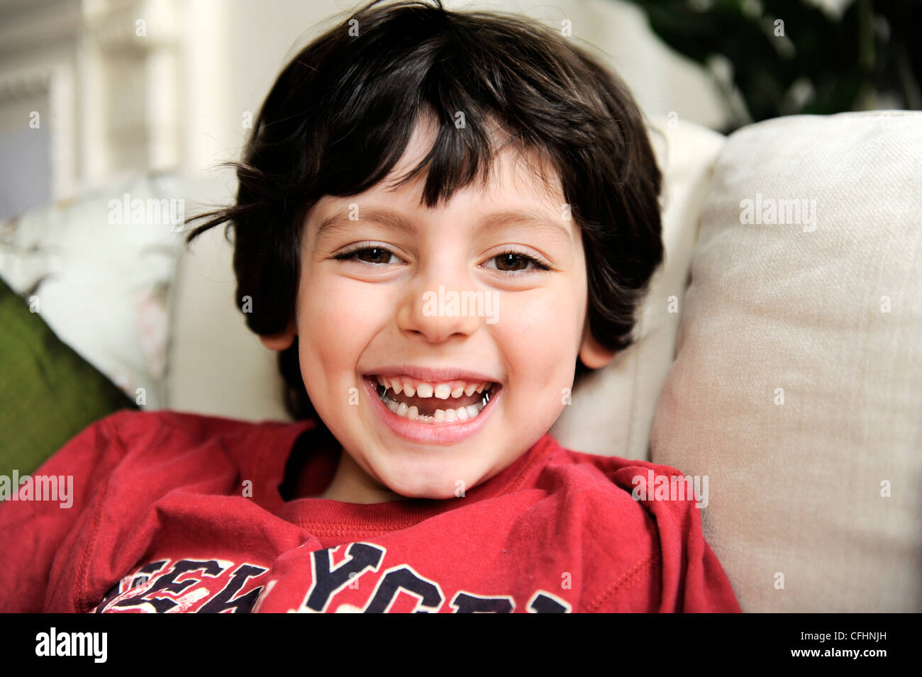Spazio tra i dentelli - 6 anno vecchio ragazzo sorridendo dopo dente cade fuori Foto Stock