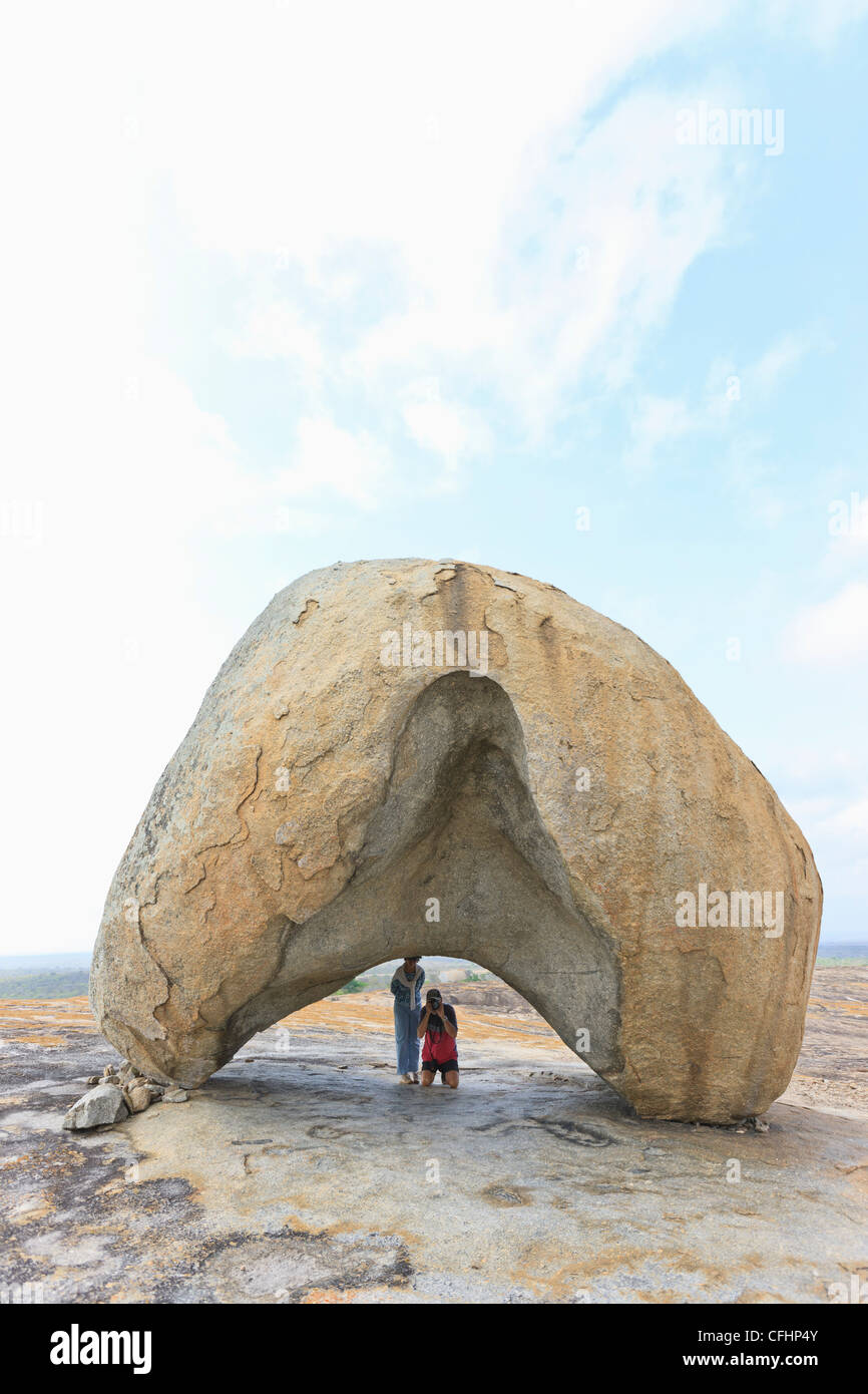 Paio di scattare le foto all'interno del casco forma boulder in Pai Mateus, Cabaceiras, Paraiba, Brasile Brasil Foto Stock