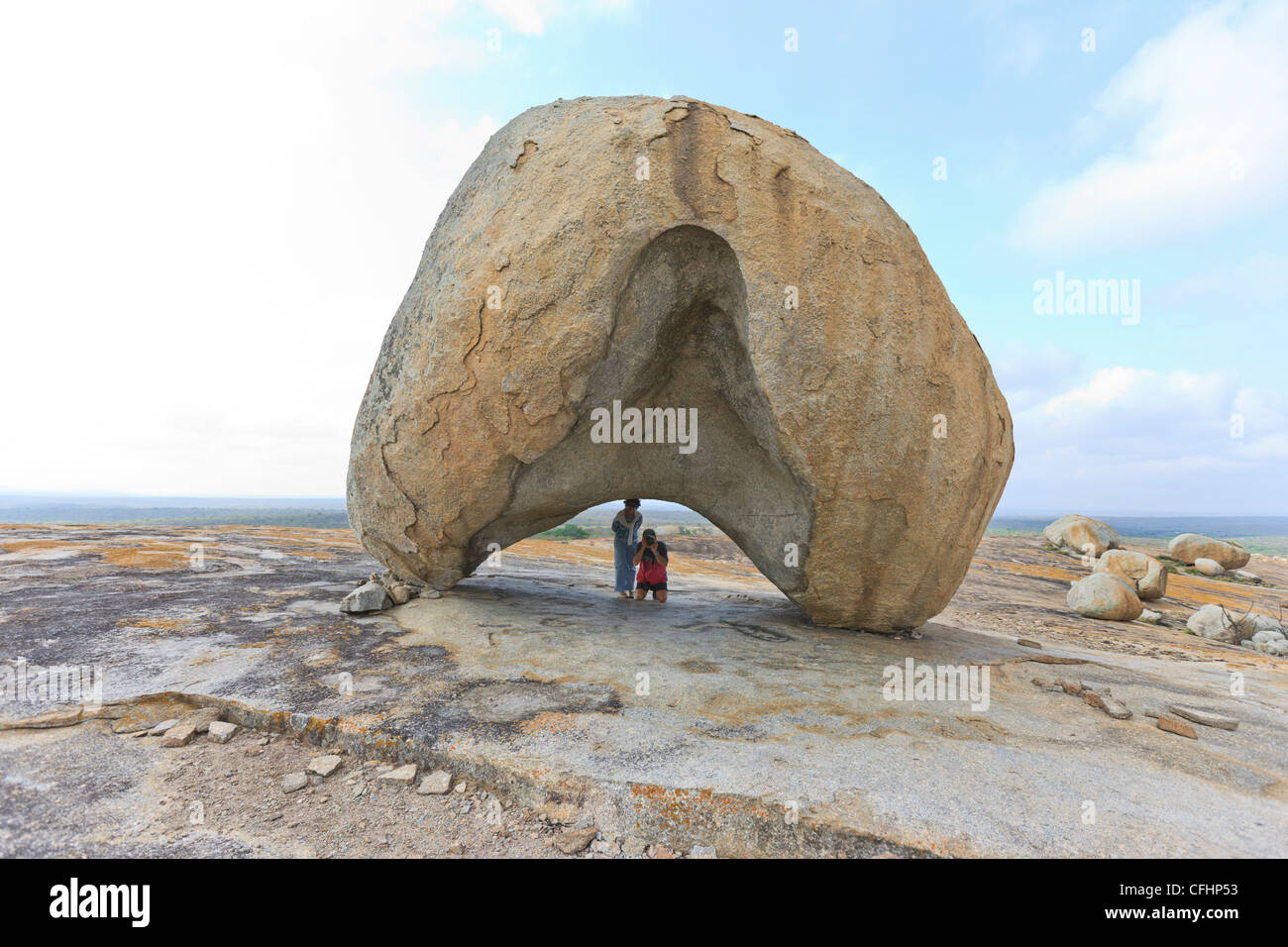 Paio di scattare le foto all'interno del casco forma boulder in Pai Mateus, Cabaceiras, Paraiba, Brasile Brasil Foto Stock