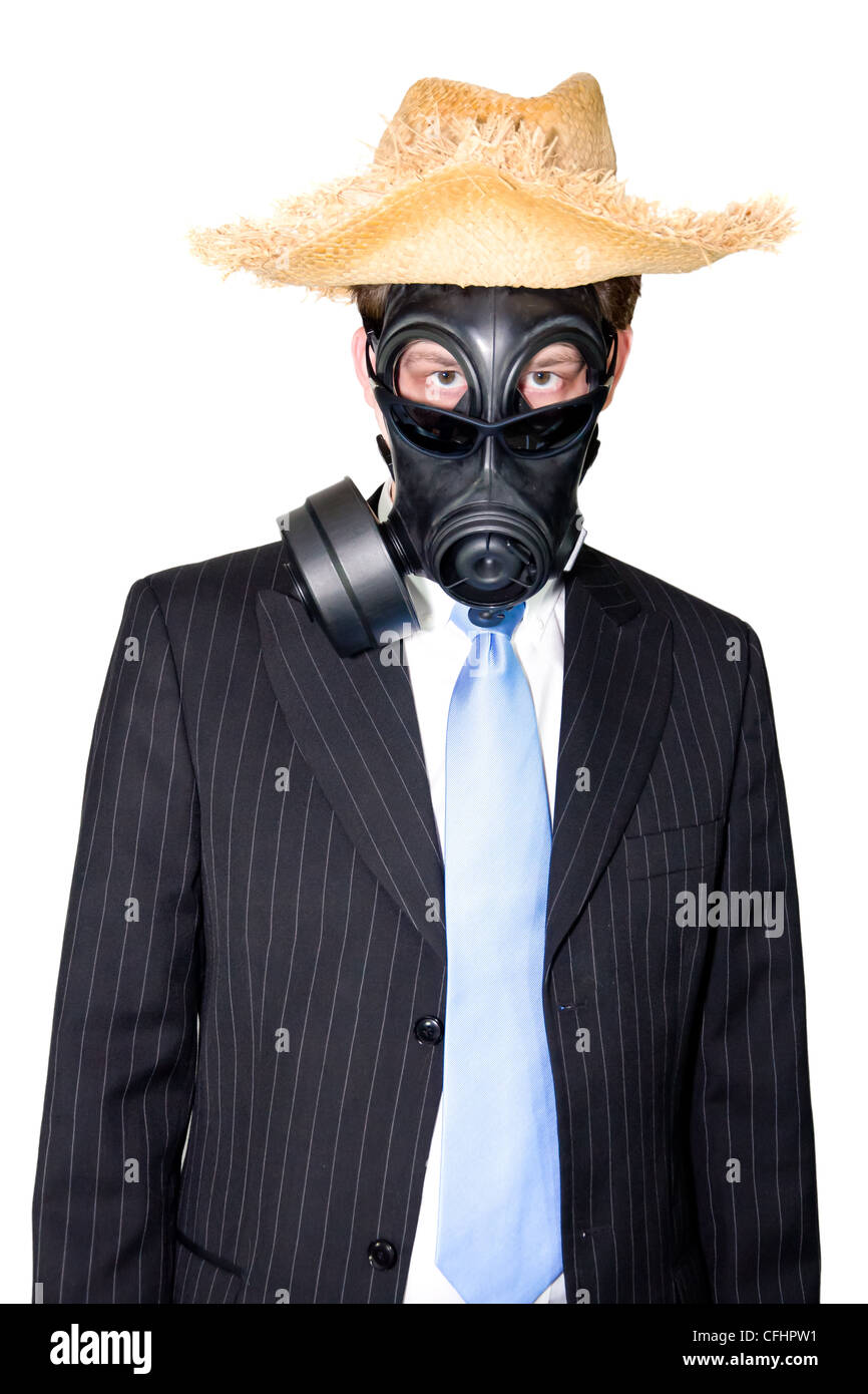 Foto di un uomo in tuta e gasmask e indossando occhiali da sole.. Foto Stock