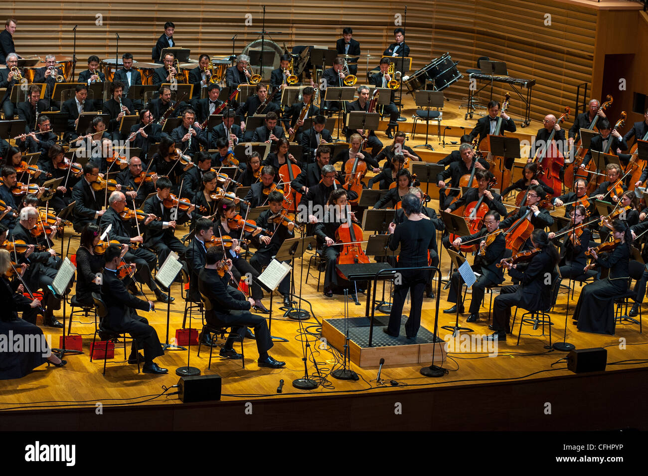 Parigi, Francia, grande folla, High Angle, North Korean Symphony Orchestra 'The Unhasu Orchestra' insieme a 'radio France Philharmonic Orchestra' eseguono il primo concerto in Europa, sotto la direzione del rinomato direttore sudcoreano Chung Myung-Whun, nel Salle Playel Theater, sul palco sinfonico, fanno musica insieme Foto Stock