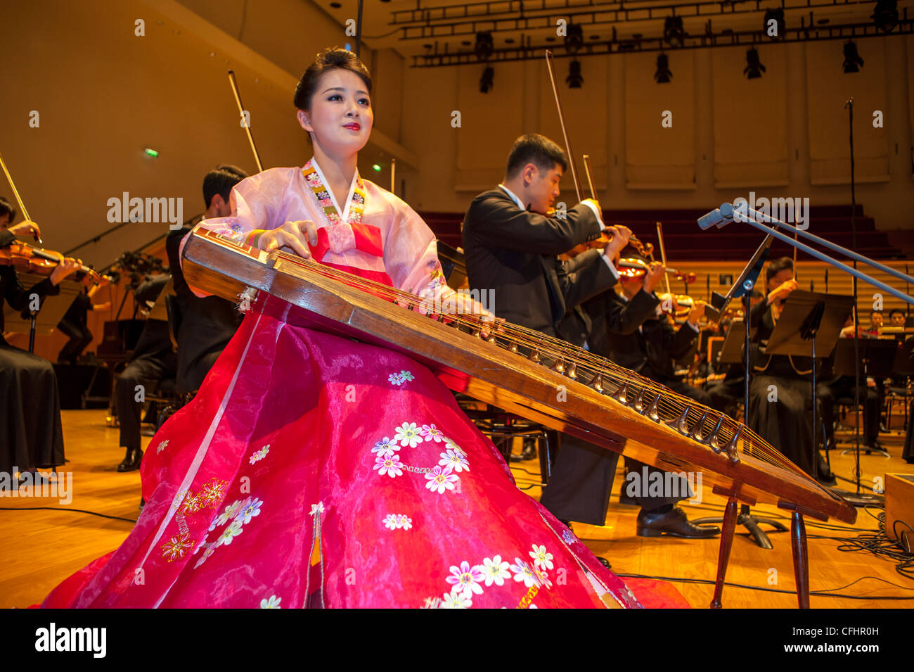 Parigi, Francia, l'Orchestra Sinfonica della Corea del Nord 'The Unhasu Orchestra' insieme alla 'radio France Philharmonic Orchestra' si esibiscono per il primo concerto in Europa, Woman in Traditional Dress Playing Traditional Instrument on Stage, in Salle Playel Theater, fanno musica insieme, SUONANDO STRUMENTI COREANI Foto Stock