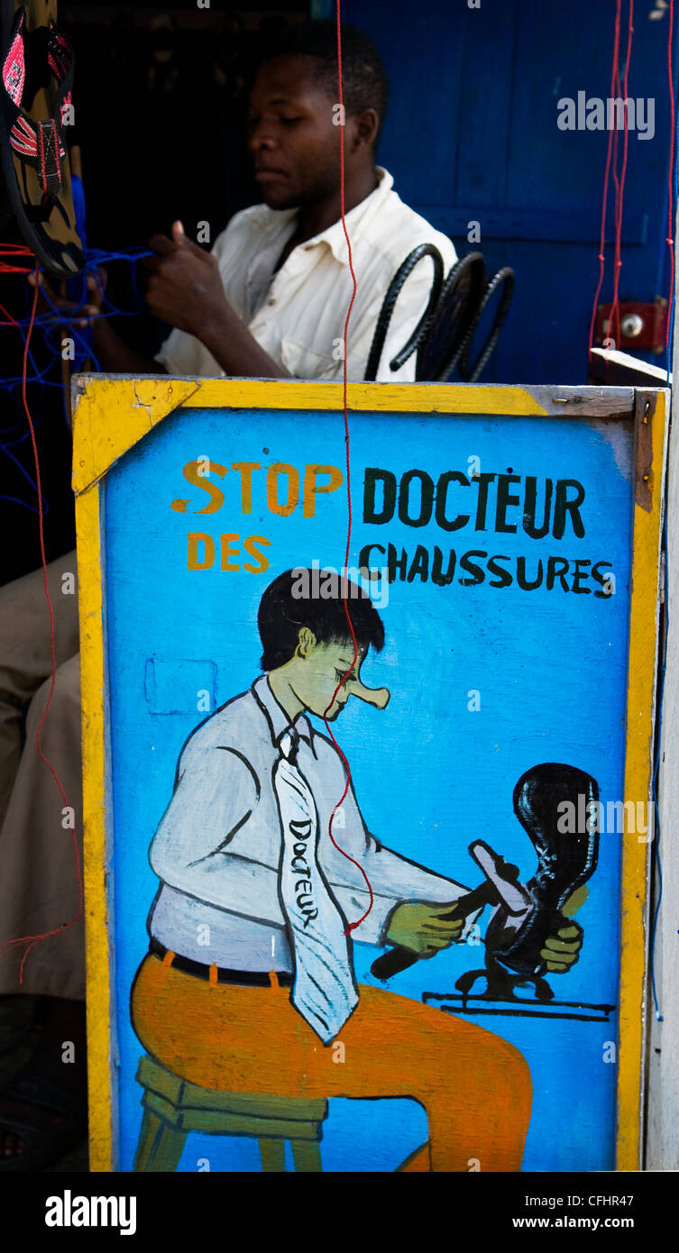 Un shoe repair shop in Togo. Foto Stock