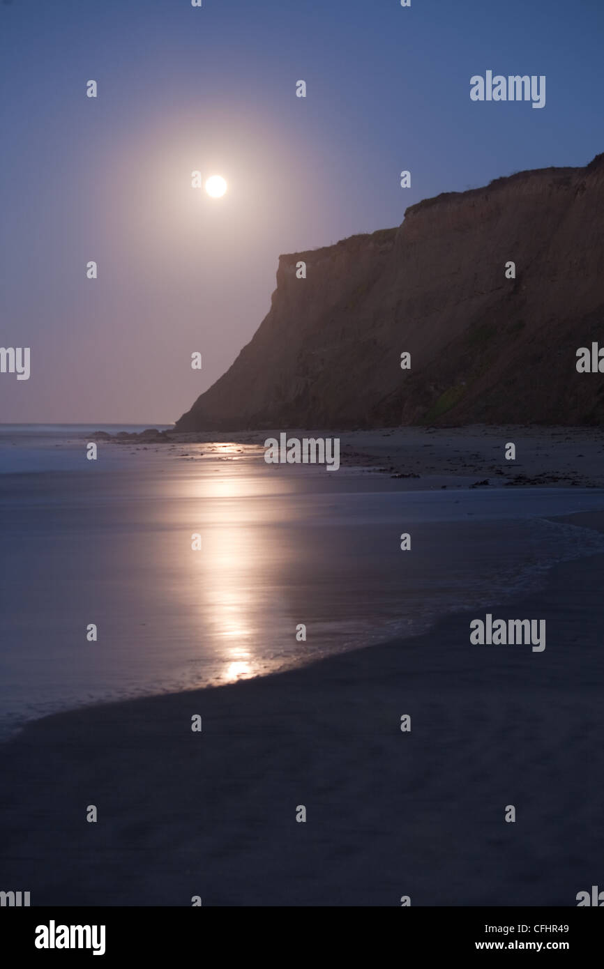 L'impostazione della luna a sunrise a Half Moon Bay, California Foto Stock