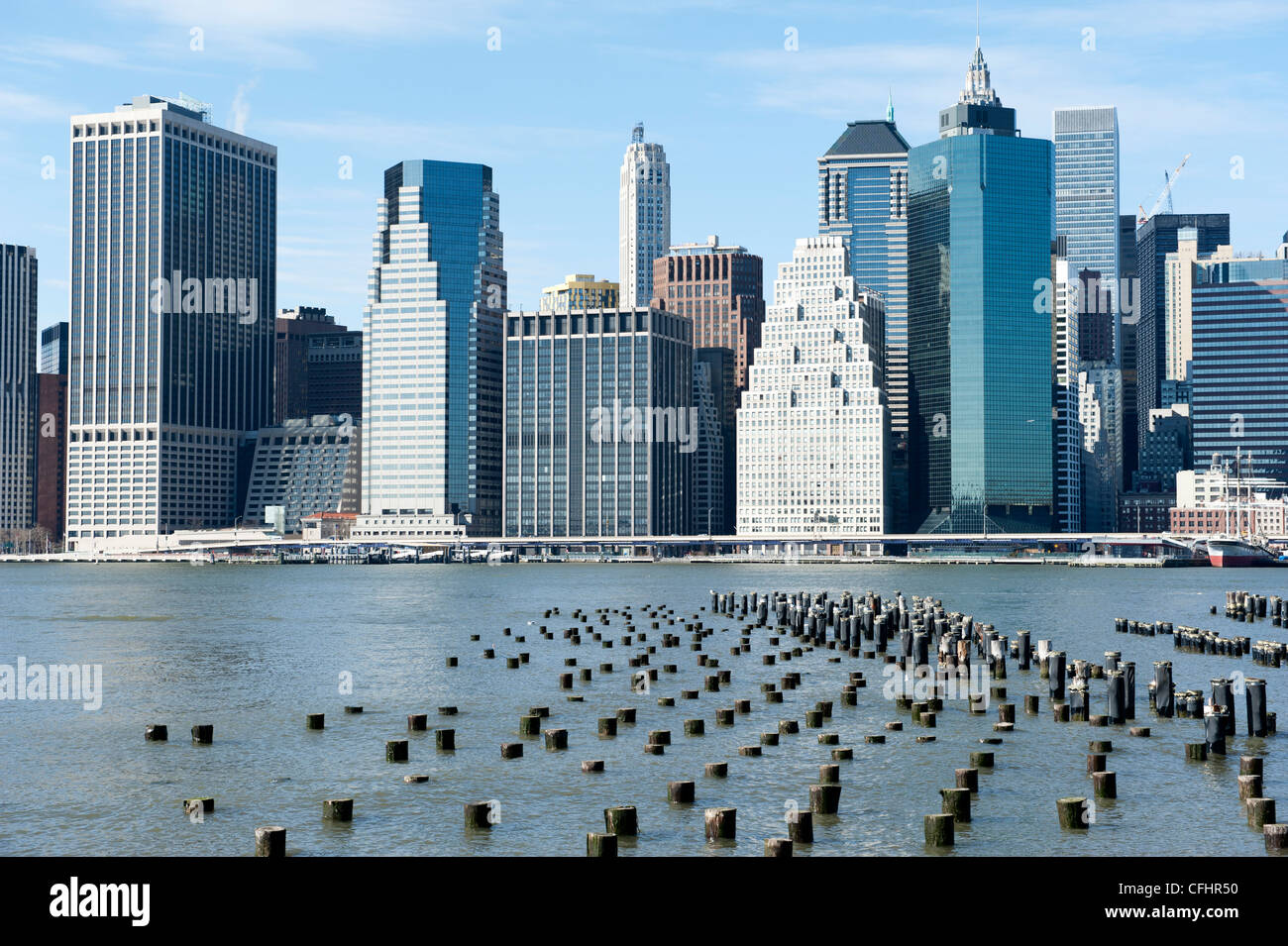 Vista del centro della città di skyline di Manhattan dal ponte di Brooklyn Park Foto Stock