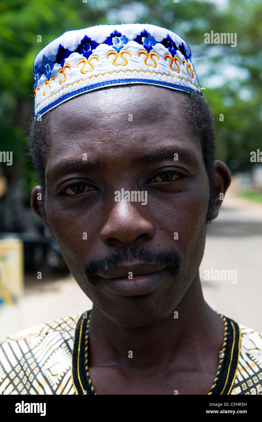 Ritratto di un musulmano Beninese uomo che indossa un colorato cappello  tradizionale Foto stock - Alamy
