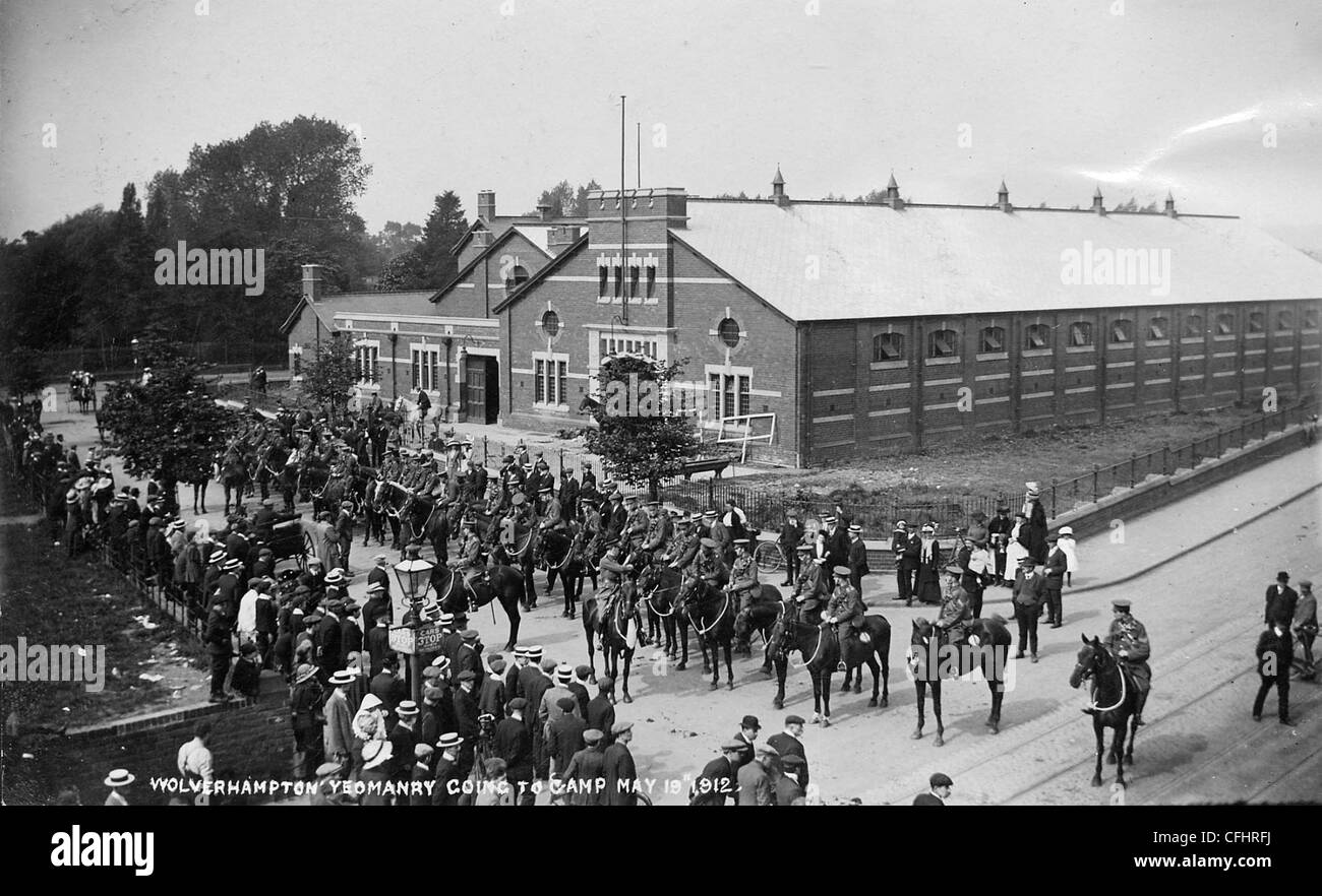 Wolverhampton Yeomanry in partenza per il Camp dal Drill Hall, Himley, Wolverhampton, 19 maggio 1912. Foto Stock