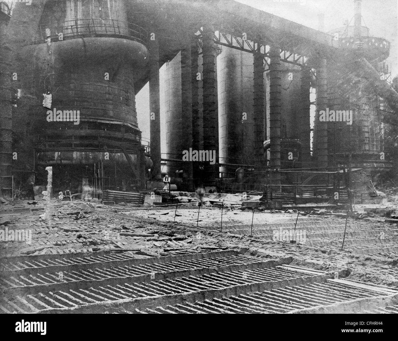 Ghisa letti nella parte anteriore dei forni a Bilston acciaierie, Molla Vale, 1920s. Foto Stock