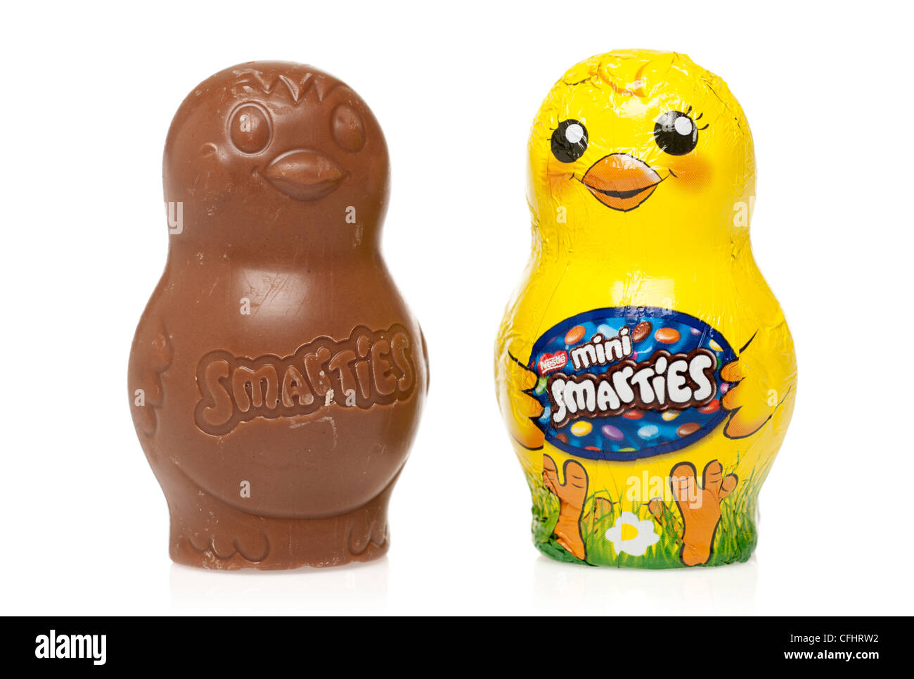 Due Smarties Pasqua polli al cioccolato Foto Stock