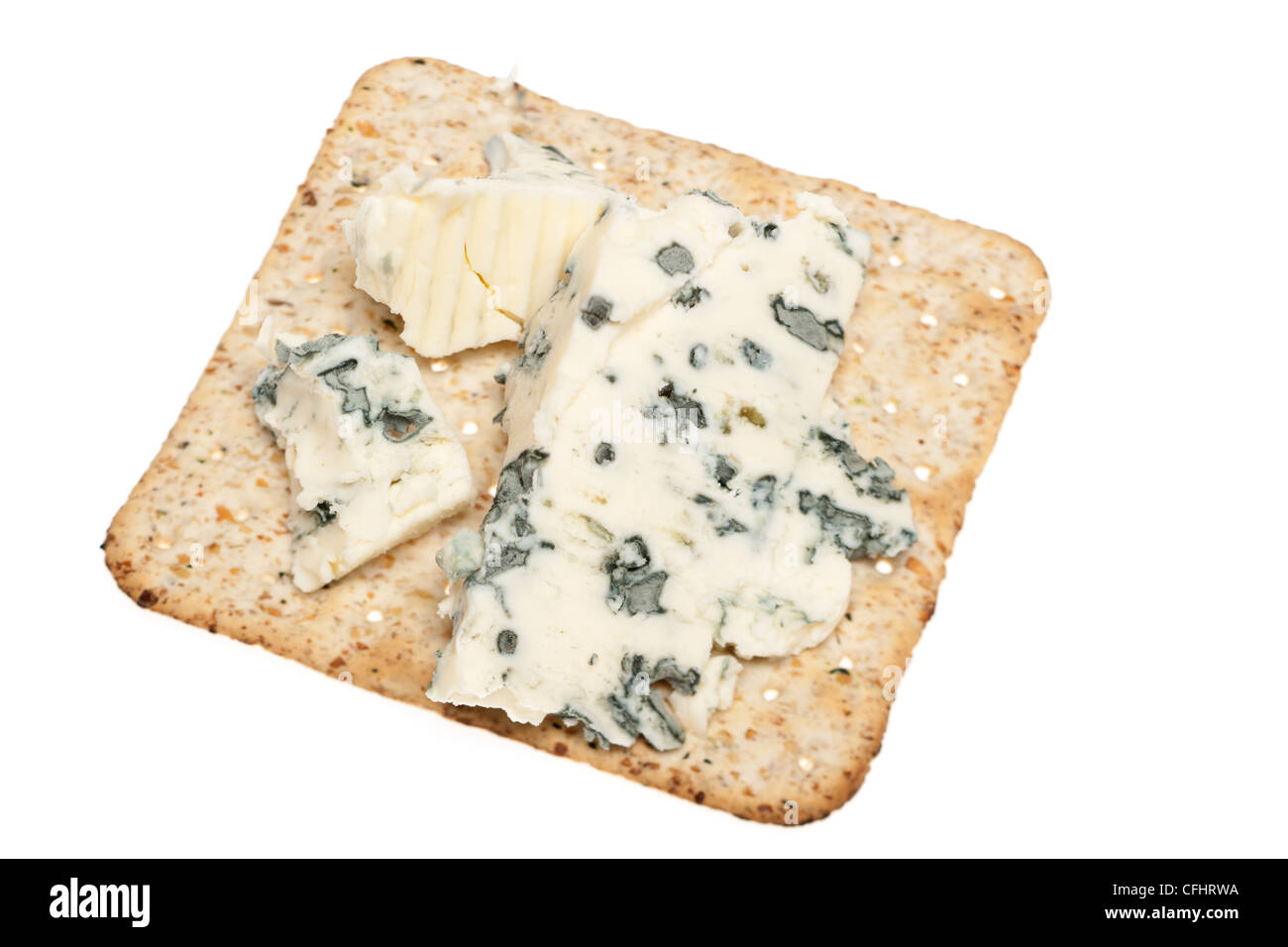 Blu Il formaggio venato su un cracker quadrati Foto Stock