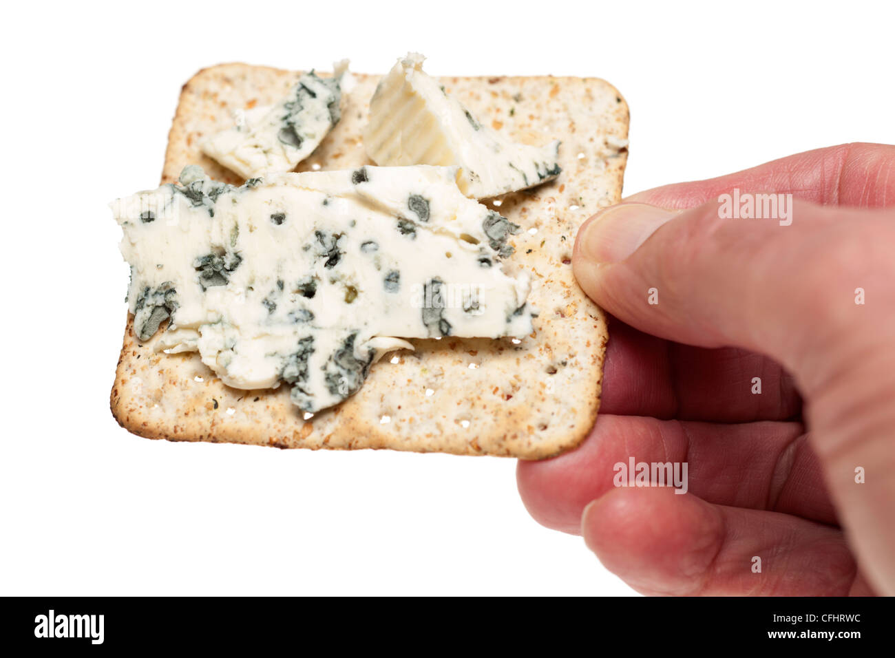 Blu Il formaggio venato su un cracker quadrati Foto Stock