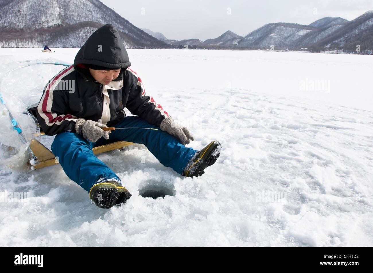 I pescatori pesca sul ghiaccio sul lago di Haruna in Giappone Gunma Foto Stock