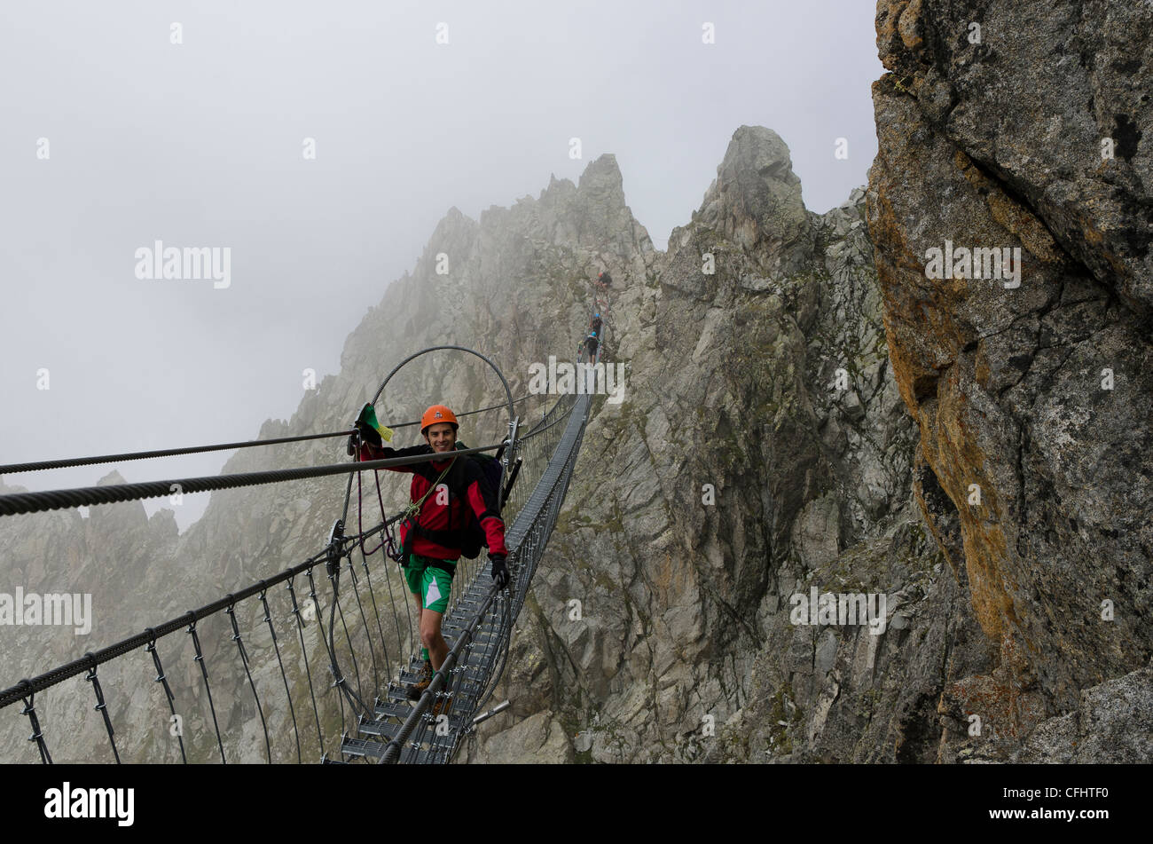 L'Italia, Alpi Retiche, Lagoscuro catena montuosa, ponte di corde la Via Ferrata Sentiero dei Fiori Foto Stock