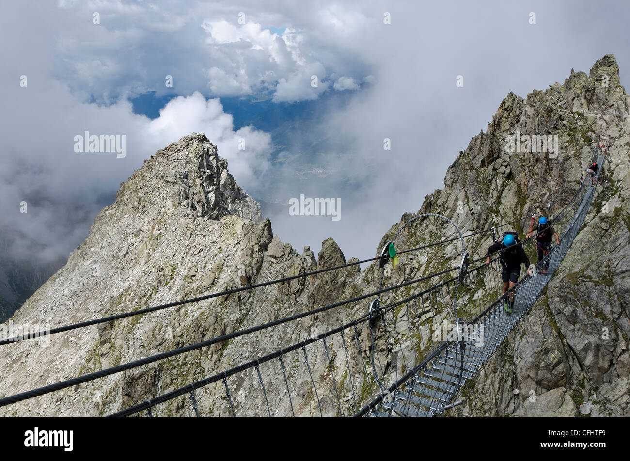 L'Italia, Alpi Retiche, Lagoscuro catena montuosa, ponte di corde la Via Ferrata Sentiero dei Fiori Foto Stock